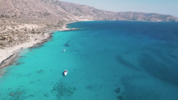 Divoké Pláže Poblíž Elafonisi Ohromující Rozlehlé Modré Moře Dvě Lodě — Stock video