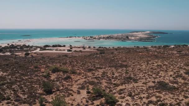 Drone Volando Lentamente Famosa Playa Elafonisi Ocupada Por Algunos Turistas — Vídeos de Stock