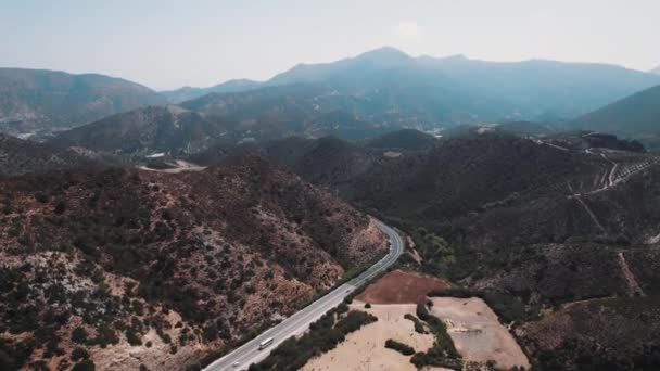 エロス経由でエラフォニシに通じる道路を走る空中視点から見たクレタ島のトポリのゴージャス 高品質の4K映像 — ストック動画