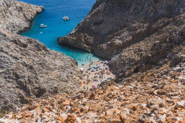 Yüksek kayalık dağ Seitan Limania Girit 'ten alınan turistlerle dolu plaj manzarası. Yüksek kalite fotoğraf