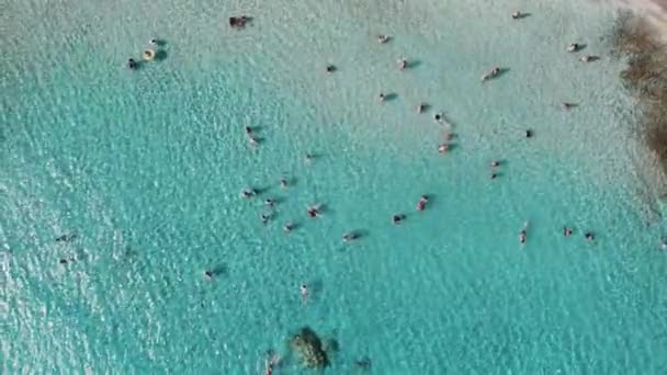 在希腊克里特岛 人们在新鲜的蓝水中游泳的自上而下的景象 无人驾驶飞机拍摄 高质量的4K镜头 — 图库视频影像