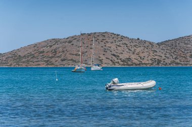 Agios Nikolaos 'un sihirli mavi sularında yatlar. Yaz için harika bir manzara ve yer. Yüksek kalite fotoğraf