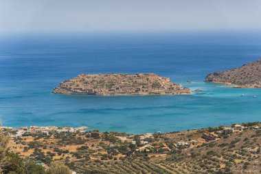 Spinalonga Adası Venedik Kalesi ve Mirabello Körfezi 'nin şafak vakti havadan görünüşü, Lasithi Bölgesi, Girit, Yunan Adaları. Yüksek kalite fotoğraf