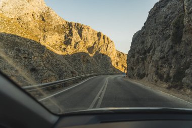 Devasa uçurumları ve çoklu mağaralarıyla Kourtaliotiko Vadisi Girit 'in en görkemli doğal harikalarından biridir. Yüksek kalite fotoğraf