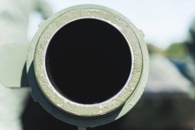 Tank silahı. Askeri ekipman konsepti. Kamera tank varilinin karanlık kısımlarına odaklan. Askeri geçit töreninde çekilmiş bir fotoğraf. Yüksek kalite fotoğraf
