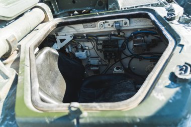 Bir tankın içi. Açık hava askeri geçit töreninde sivillerin görebilmesi için tank kabinleri açık. - Evet. Yüksek kalite fotoğraf