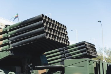 08.16.2023 Varşova, Polonya. Açık hava askeri bir olay sırasında çoklu füze fırlatıcısı HIMARS 'ın yakın çekimi. Yüksek kalite fotoğraf
