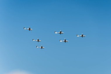 Hava Kuvvetleri Aerobatik Takımı gökyüzünde. Askeri geçit töreni. Uçakların bıraktığı karbon ayak izleri. Yüksek kalite fotoğraf