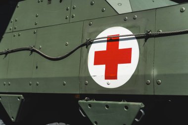 Kızıl haç, askeri bir nakliye makinesinin arkasına beyaz bir daire şeklinde basılmış. Orduda doktor ve tıbbi personel var. Yüksek kalite fotoğraf