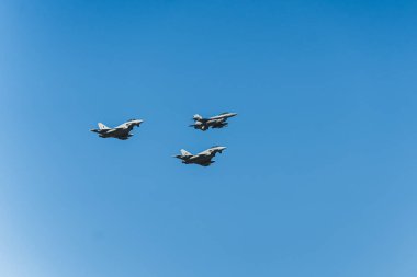 Üç kobra savaş uçağı askeri geçit sırasında gökyüzü masmavi olur. Askeri güçlerin sunumu. Yüksek kalite fotoğraf