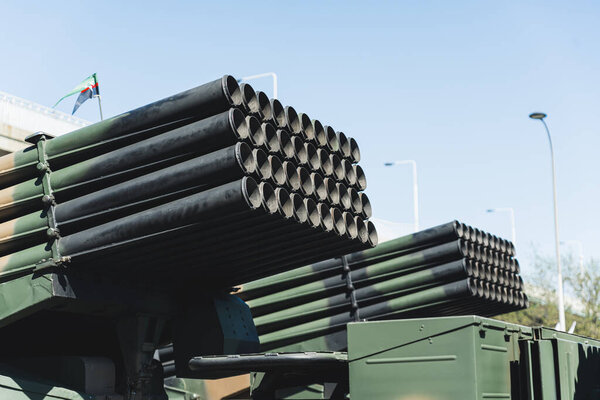 08.16.2023 Варшава, Польша. Крупный план легкого многозарядного ракетного установки - HIMARS - во время военного мероприятия под открытым небом. Высокое качество фото