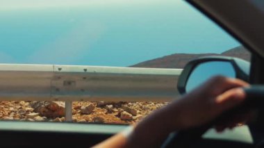 Yunan adalarında araba kullanmak ve muhteşem deniz manzarasının tadını çıkarmak, yaz tatilleri. Yüksek kalite 4k görüntü