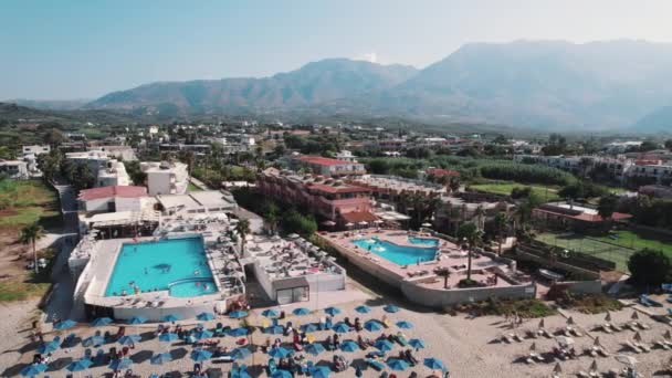 Personas Disfrutando Sus Vacaciones Verano Resort Creta Grecia Disparo Aéreo — Vídeo de stock