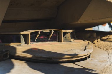 Tank şoförü koltuğu ve manzarası koruma dürbünüyle dışarı bakmamızı sağlıyor. Askeri tören sırasında askeri tank ve teçhizat. Yüksek kalite fotoğraf