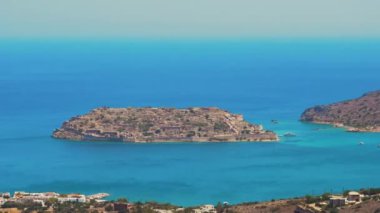 Gökyüzü, Spinalonga, Yunanistan 'a karşı deniz ve antik binaların panoramik manzarası. Yüksek kalite 4k görüntü
