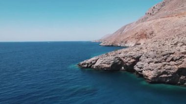 Güney Girit kıyıları sularla çevrili, İHA atışı, Yunanistan. Yüksek kalite 4k görüntü