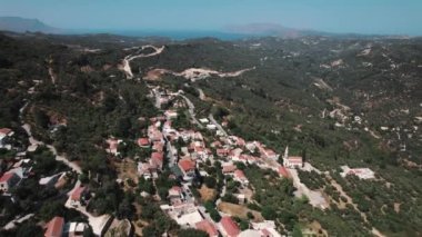 Yunanistan 'ın Girit kentindeki Topolia dağ köyünün yüksek hava manzarası. Yüksek kalite 4k görüntü
