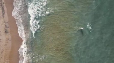 Girit sularındaki dalgaların, Yunanistan 'ın, turistik yerlerin yukarıdan aşağı güzel manzarası. Yüksek kalite 4k görüntü