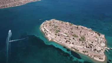 Spinalonga Adası, yukarıdan insansız hava aracı manzaralı, Yunanistan. Yüksek kalite 4k görüntü