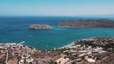 Yunanistan 'ın Girit kentindeki Spinalonga, Kalydon adası ve turkuaz deniz manzarası. Yüksek kalite 4k görüntü
