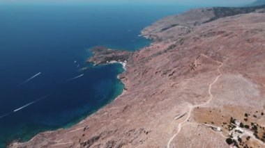 Libya Denizi 'ndeki Güney Girit' te geniş panoramik insansız hava aracı atışı, Yunanistan. Yüksek kalite 4k görüntü