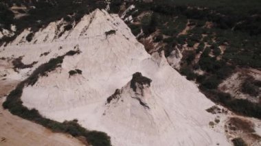 Yunanistan 'ın Girit Adası' ndan Komolithi Kissamos: Potamida Chania yakınlarında havadan bakıldığında etkileyici kil taş oluşumları. Yüksek kalite 4k görüntü
