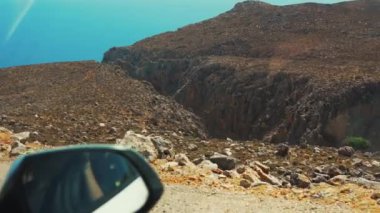 Seitan Limania 'da araba kullanmak ve kayalık manzaranın tadını çıkarmak Girit. Yüksek kalite 4k görüntü