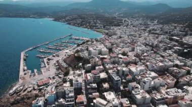 Agios Nikolaos - Yunanistan 'ın Girit adasında turist kasabası olarak bilinen kıyı kenti. Avrupa 'da popüler yaz seyahatleri yerleri. Yüksek kalite 4k görüntü