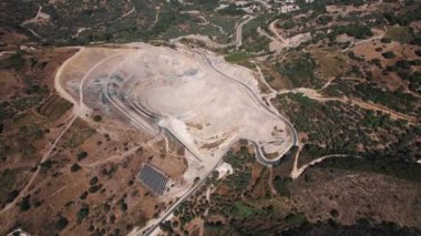 Yunanistan 'da taş ocağı hava perspektifinden görülüyor. Dünya yüzeyinden çıkarılan kaya ya da mineraller. - Evet. Yüksek kalite 4k görüntü