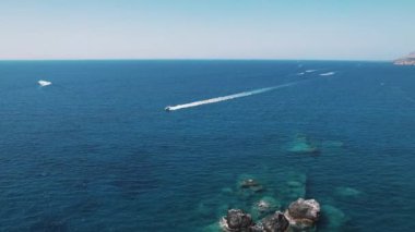 Güney Girit kıyıları, denizin üstünde uçan insansız hava aracı, Yunanistan. Yüksek kalite 4k görüntü