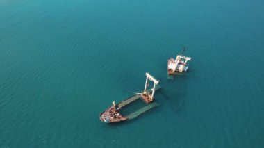 Kissamos Körfezi 'ndeki Manassa Rose Batığı. Kıyıya yakın turkuaz deniz suyunda sakince dinlenen ünlü gemi enkazının hava manzarası. Yüksek kalite 4k görüntü