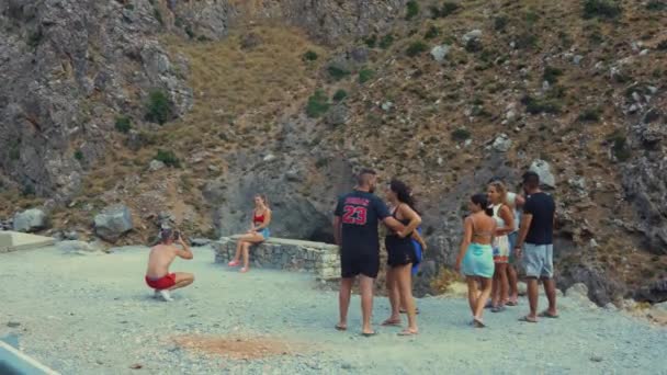2023 Kréta Řecko Plný Záběr Turistů Kteří Navštíví Kurtaliotika Rokle — Stock video