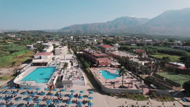 Vista Aérea Complejo Con Piscinas Creta Vacaciones Verano Imágenes Alta — Vídeo de stock