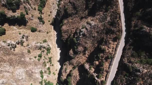 无人机飞越山路穿过托波拉峡谷地区 基斯萨莫斯 克里特查尼亚省 高质量的4K镜头 — 图库视频影像