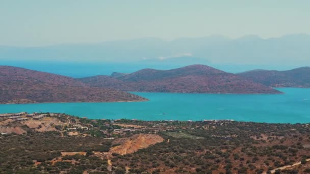 Vista Pamorâmica Baía Sublime Spinalonga Creta Grécia Água Azul Colinas — Vídeo de Stock
