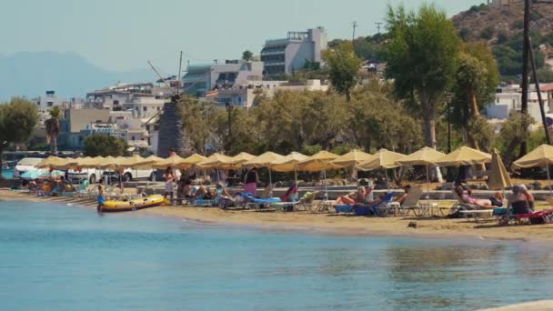 2023 Creta Grecia Camino Agios Nikolaos Gente Disfrutando Orilla Lago — Vídeos de Stock