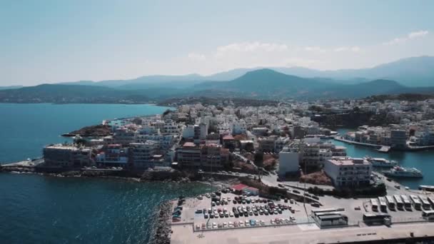 Yunan Kıyı Kenti Agios Nikolaos Güneşli Bir Günde Hava Aracı — Stok video