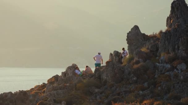 2023 Kreta Yunani Orang Orang Berdiri Bebatuan Dekat Calypso Pirates — Stok Video