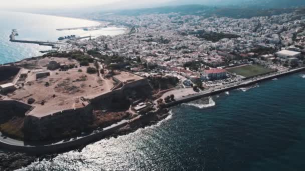 希腊克里特岛 克里特岛Rethymno的Fortezza城堡被大海包围 鸟瞰全景 高质量的4K镜头 — 图库视频影像