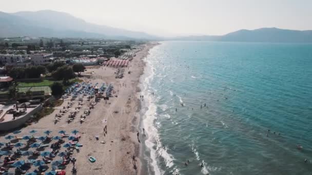 Flygfoto Över Sandstrand Full Solstolar Och Egeiska Havet Kreta Grekland — Stockvideo