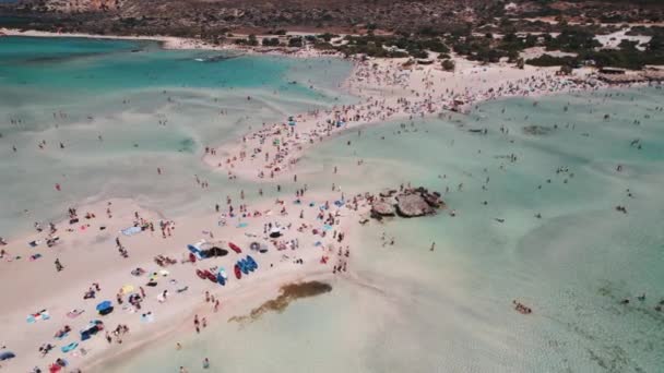 伊拉弗尼西海滩以夏季度假期间充满游客的粉色沙子而闻名 希腊海洋和海滩概念 空中风景 高质量的4K镜头 — 图库视频影像