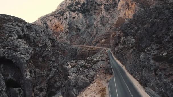 Droga Asfaltowa Przez Wąwóz Kourtaliotiko Widok Powietrza Kreta Grecja Wysokiej — Wideo stockowe