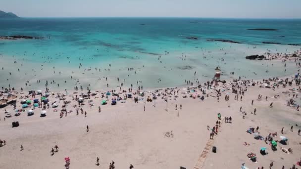在希腊克里特岛 无人驾驶飞机带着清澈的海水飞越拥挤的Elafonisi海滩 高质量的4K镜头 — 图库视频影像