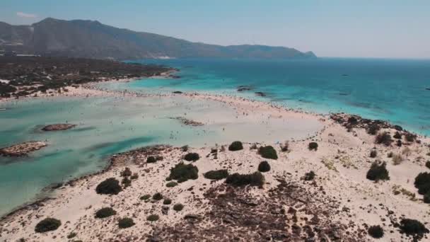 Elafonisi海滩浅水晶状清澈水 希腊海滩 游客享受温暖的一天 从空中观看日光浴 高质量的4K镜头 — 图库视频影像