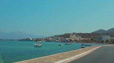 Yunanistan 'ın Zakynthos adasındaki Agios Nikolaos körfezine demirlemiş tekneler. Yüksek kalite 4k görüntü
