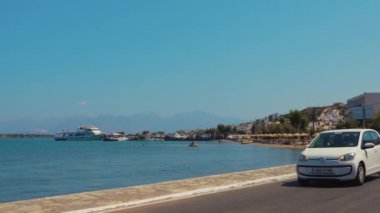 Agios Nikolaos yolunda ilerleyen bir araba, güzel bir göl ve şehir. Yüksek kalite 4k görüntü