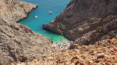 Girit 'teki Seitan Limania plajında yüzen ve dinlenen insanların harika manzarası. Yüksek kalite 4k görüntü