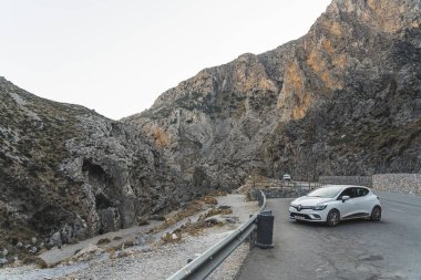 08.20.2023. Girit, Yunanistan. Kurtaliotika Vadisi, geçitin kayalık yamaçları delik ve mağaralarla doludur. Yüksek kalite fotoğraf