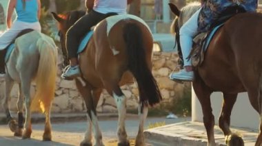 Turistlerin at sürerken ve Girit adasında eğlenirken yakın plan çekimleri. Yüksek kalite 4k görüntü