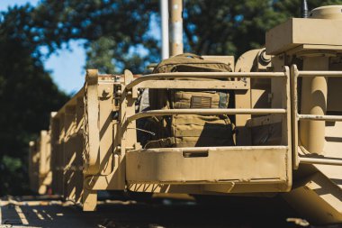 M1 Abrams savaş tankına Amerikan bayrağı konmuş askeri bir sırt çantası. İnsan yok. Güneşli bir günde askeri geçit töreni. Yüksek kalite fotoğraf
